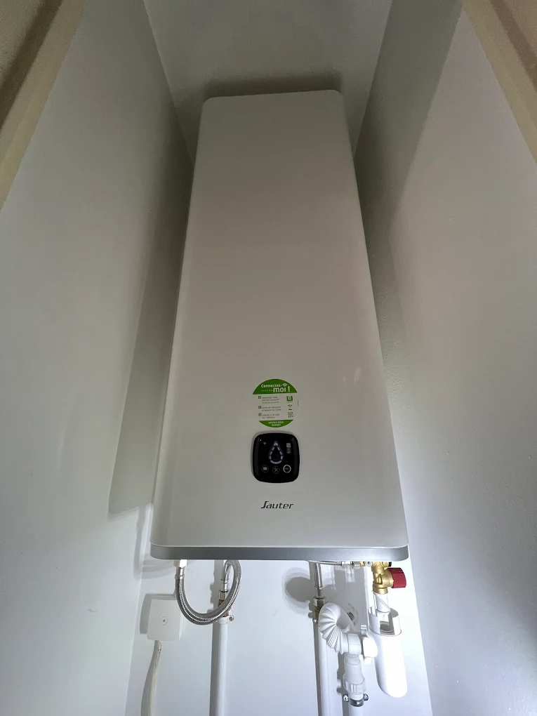 Chauffe-eau installe proprement